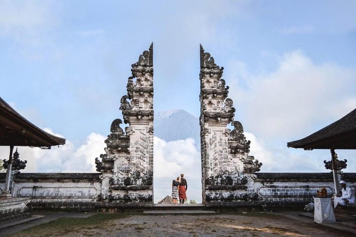 dua orang berdiri di hadapan sebuah bangunan
