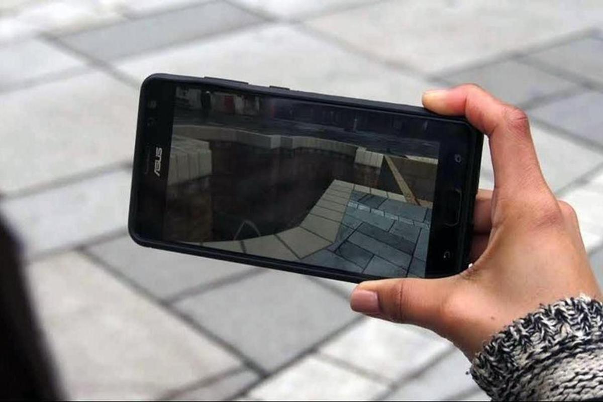 osoba robiąca zdjęcie telefonem komórkowym