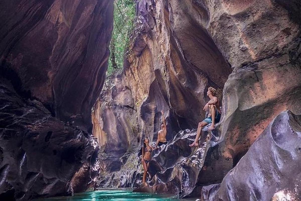uma pintura de uma mulher sentada em uma rocha em uma caverna