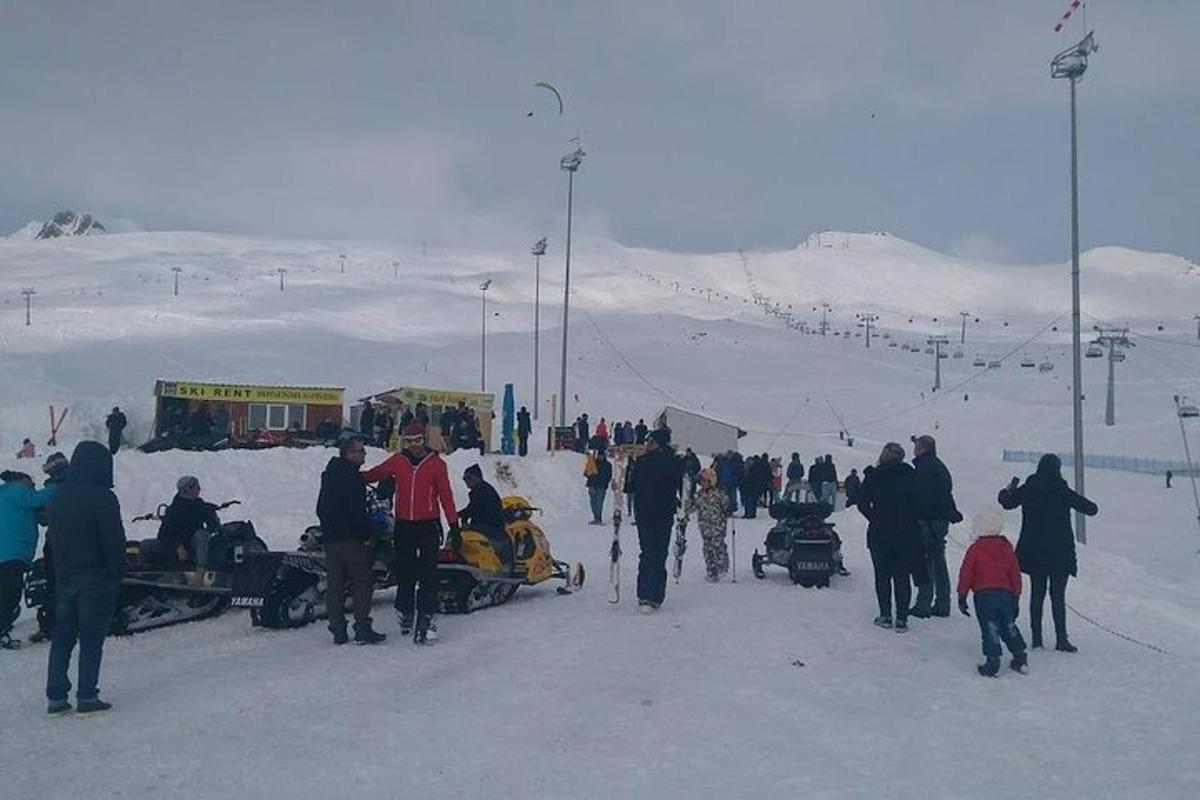 velika skupina ljudi, ki stojijo v snegu