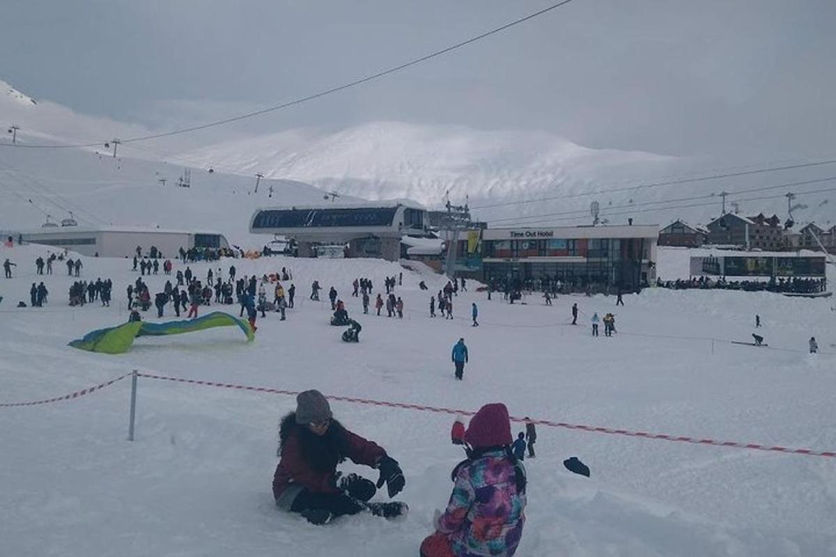 skupina ljudi v snegu na smučišču
