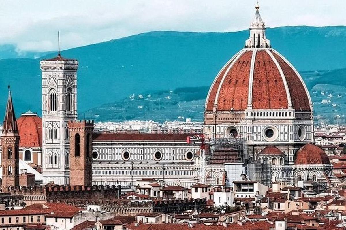 uma vista de uma cidade com uma torre do relógio e um edifício
