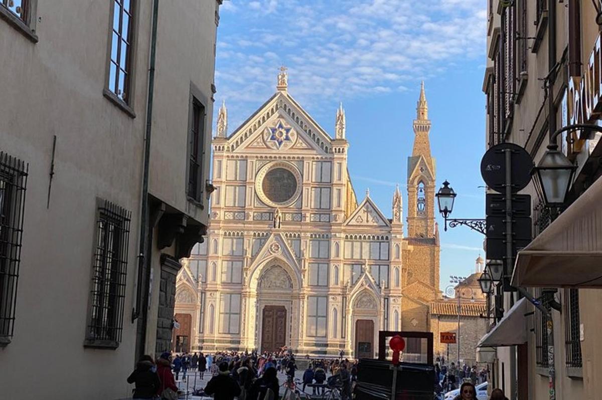 uma grande catedral com uma multidão de pessoas em frente a ela
