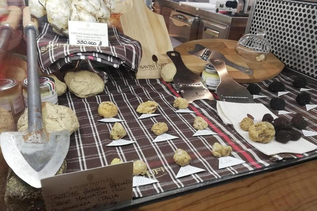 桌子上摆放着饼干和其他物品
