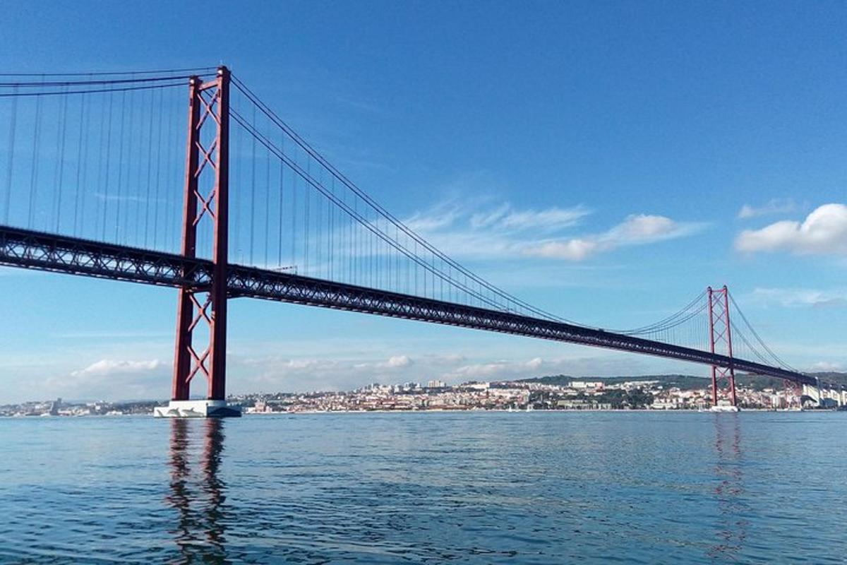 un ponte sull'acqua con una città sullo sfondo