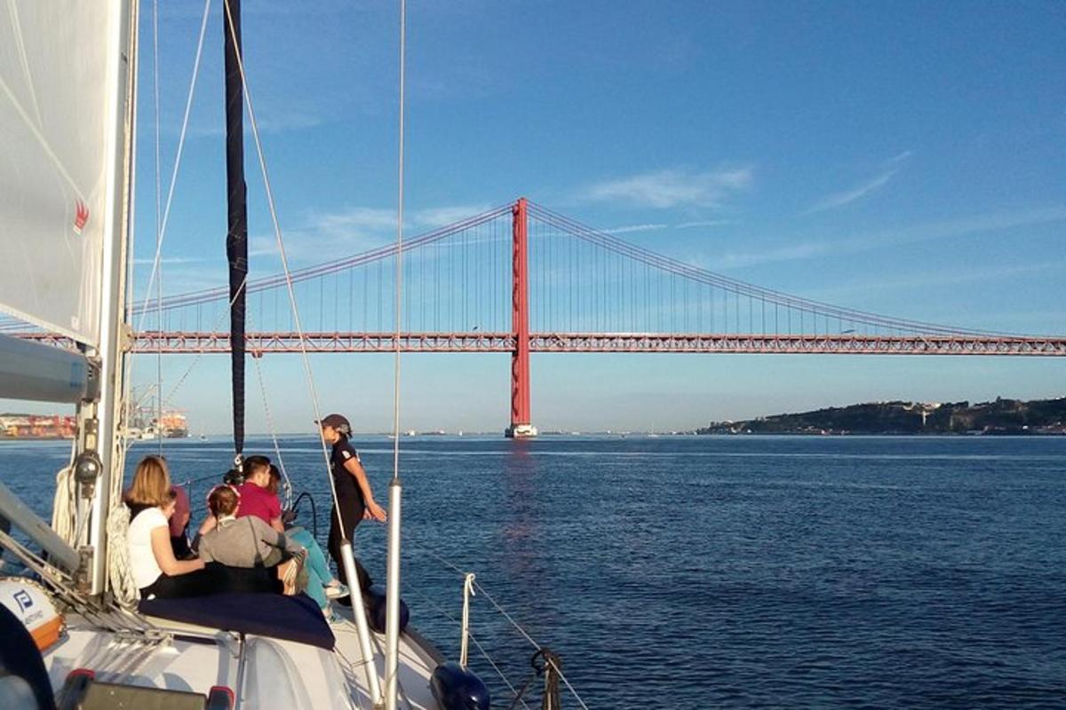 un gruppo di persone su una barca davanti a un ponte