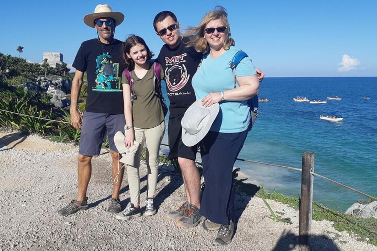 una família posant per a una foto a la platja