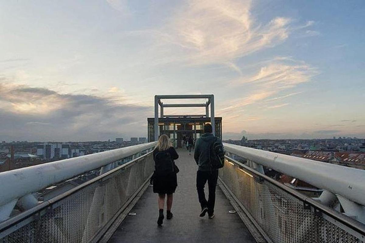 Un hombre y una mujer caminando por un puente