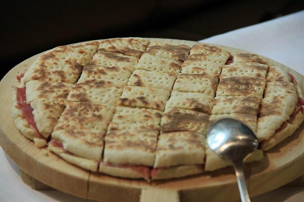 pizza sedící na prkénku s lžící