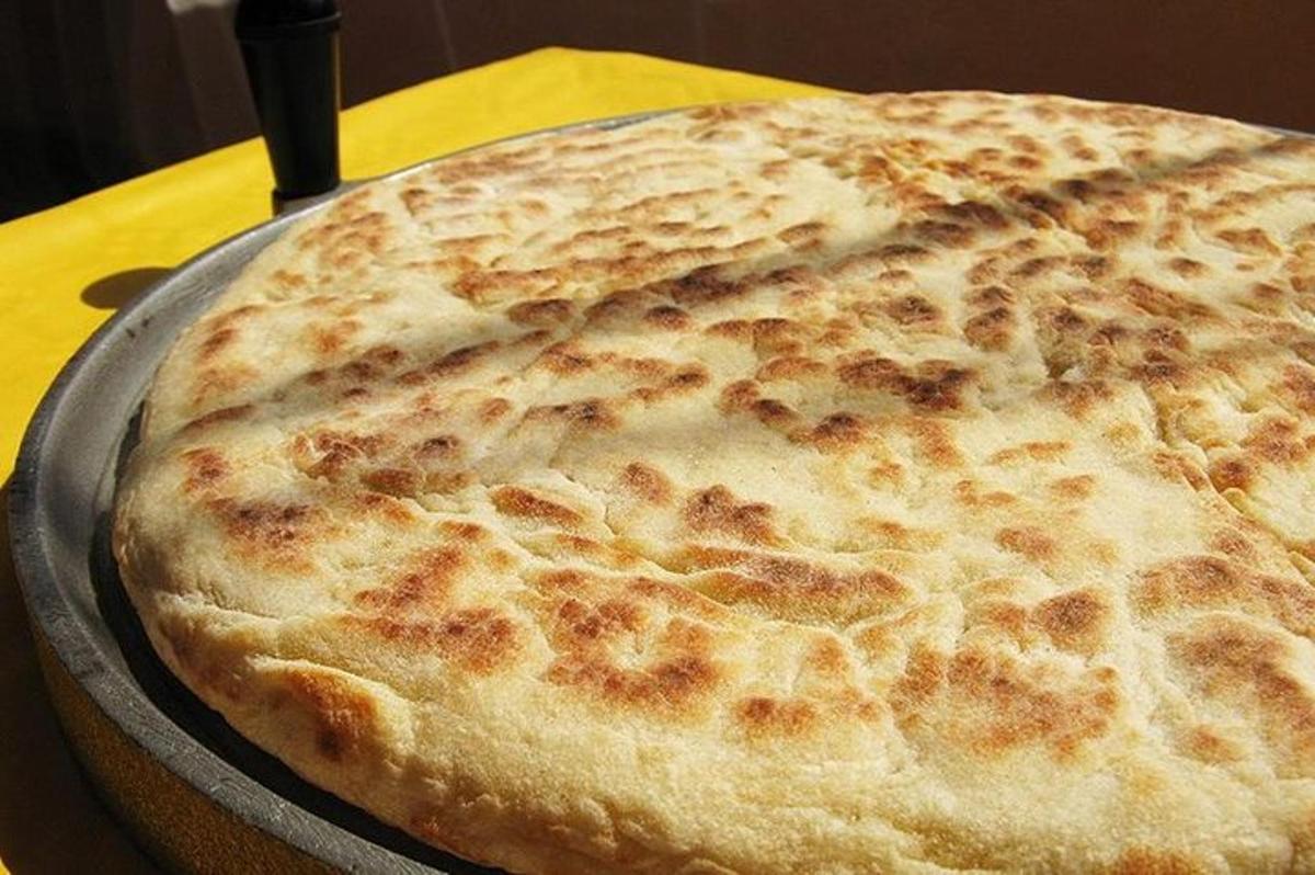 pizza ležící na stole