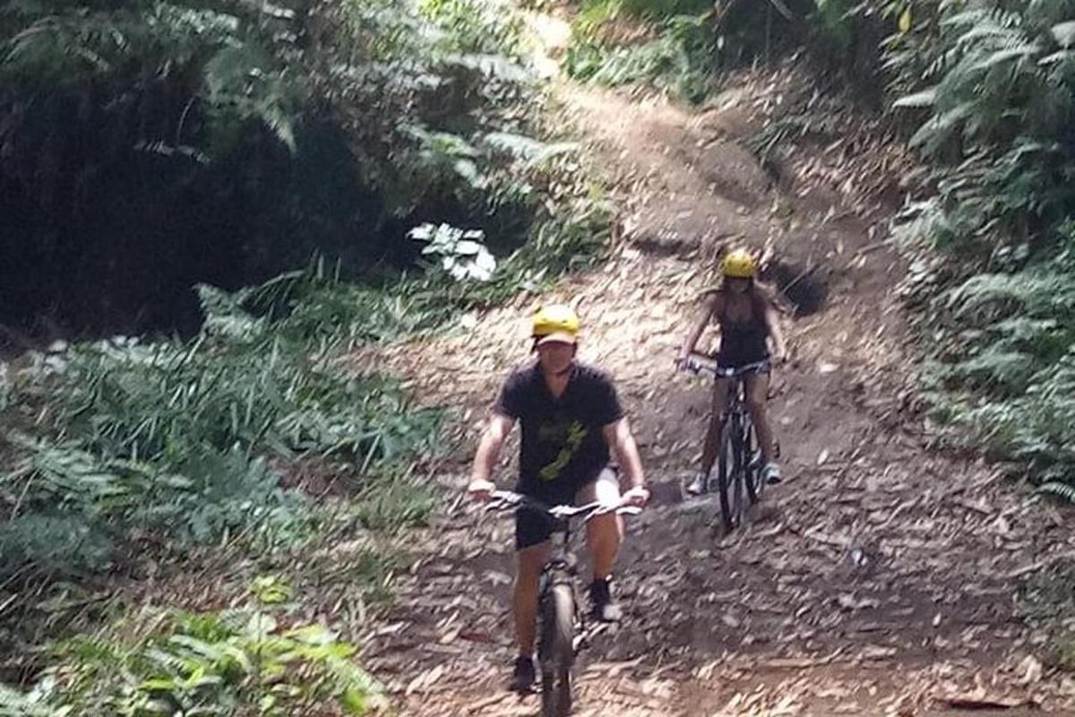 dues persones anant en bicicleta per un camí de terra