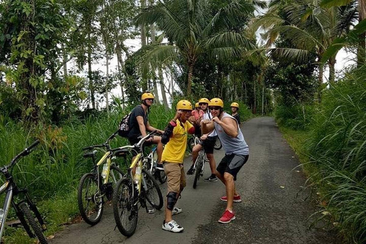 un grup de persones amb bicicletes a la carretera