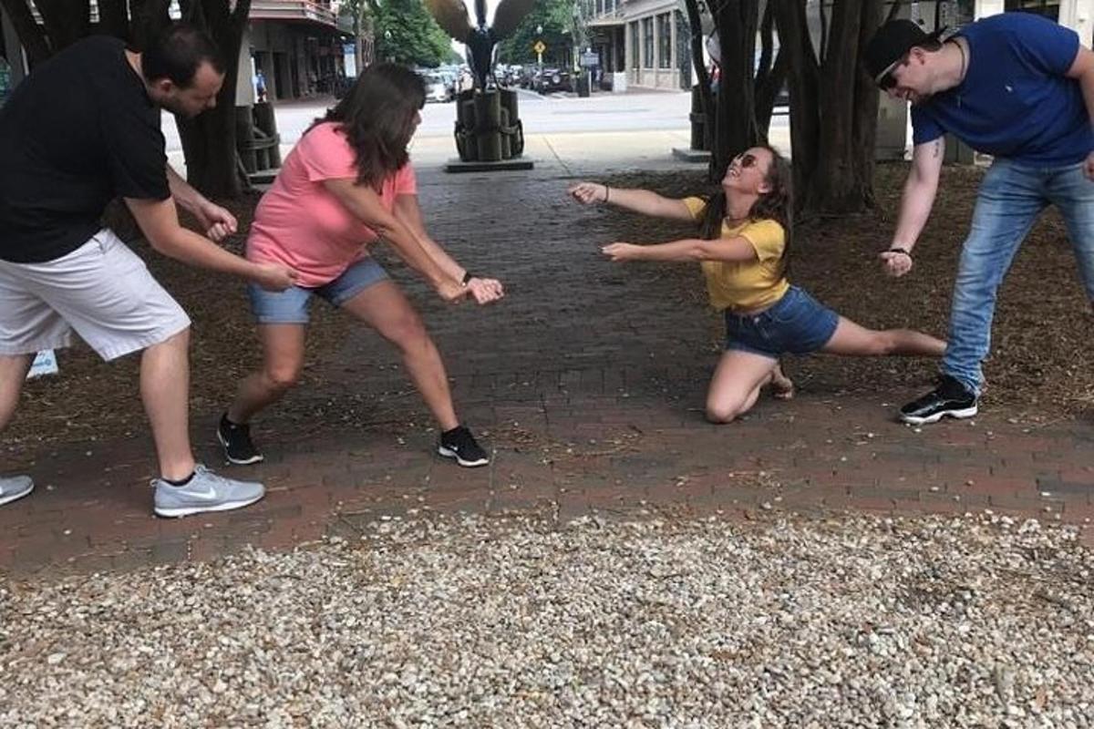 un groupe de personnes jouant au frisbee
