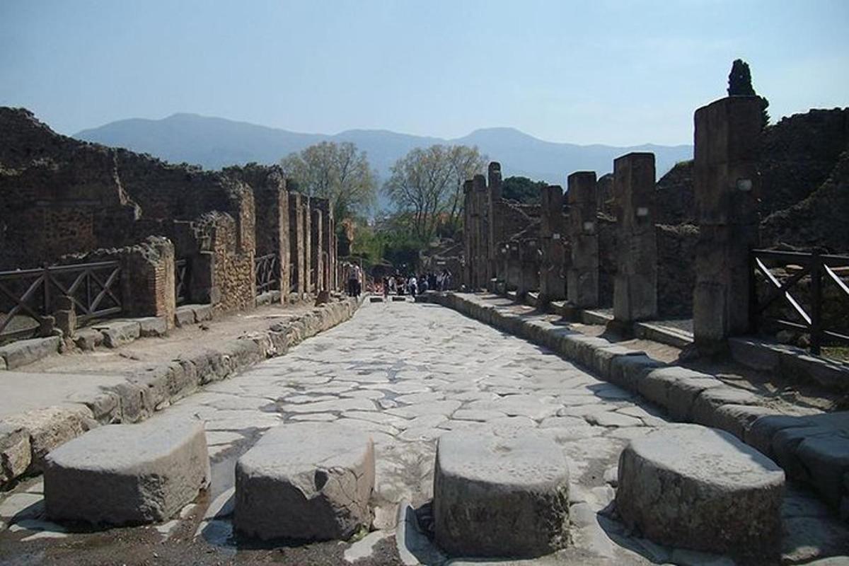 una strada acciottolata tra le rovine di un tempio