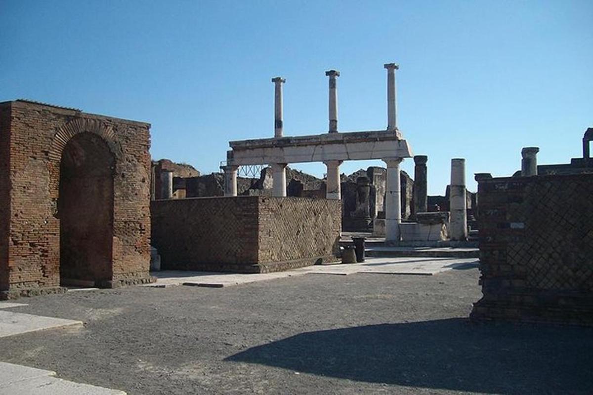 un vecchio edificio in mattoni con una grande struttura