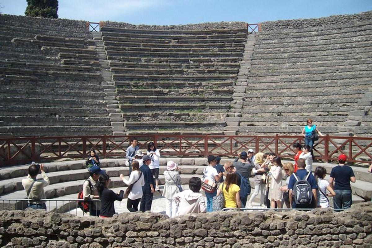 grupp inimesi, kes seisavad amfiteatris ringi