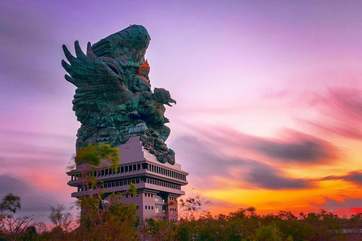 una statua di un'aquila in cima a un edificio