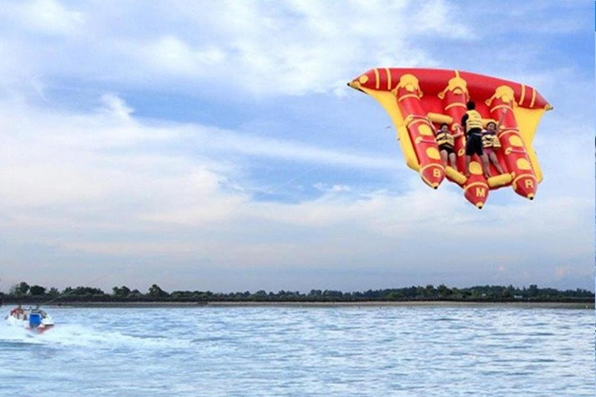 un grande aquilone che vola sopra uno specchio d'acqua