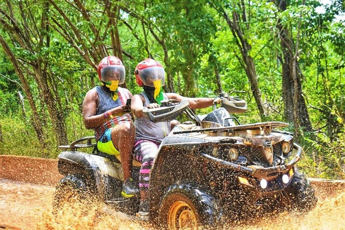 dues persones que viatgen en un quad al fang
