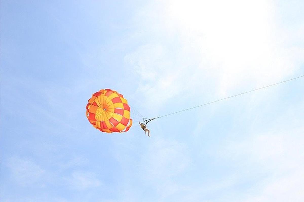 una persona està fent volar un estel al cel