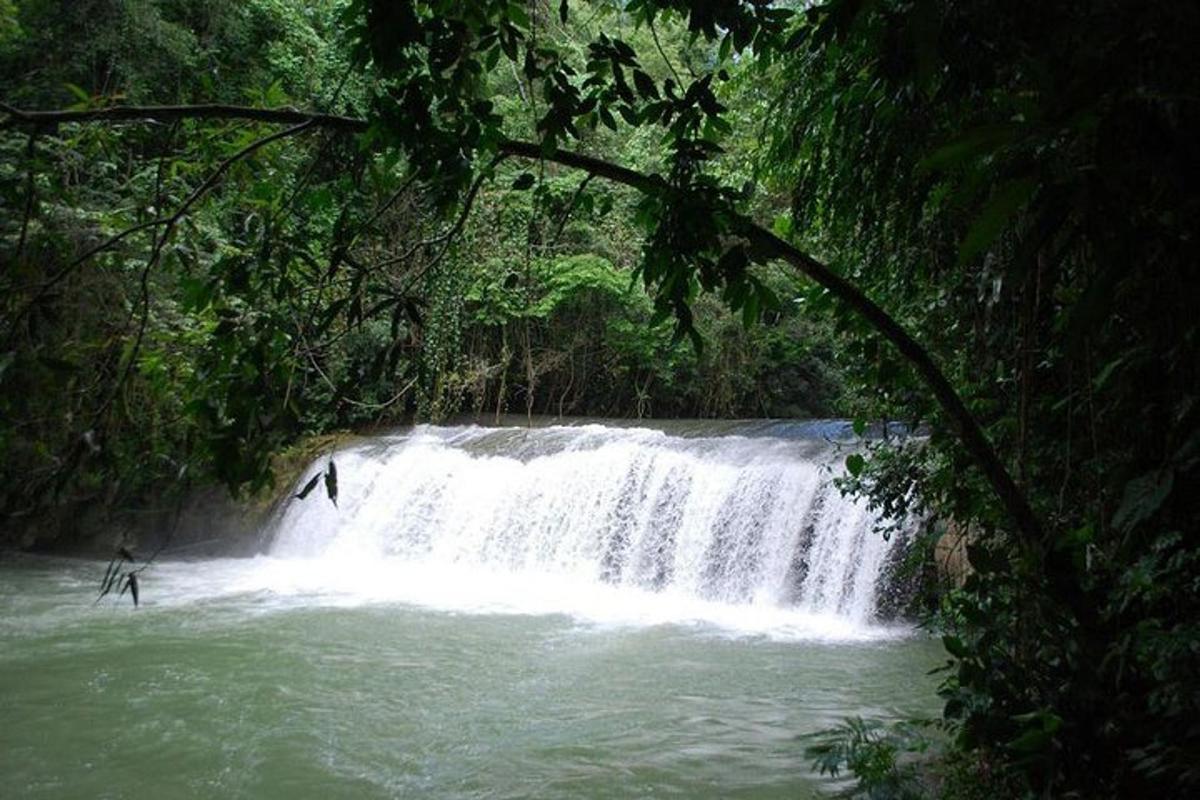 una cascata in mezzo a un fiume