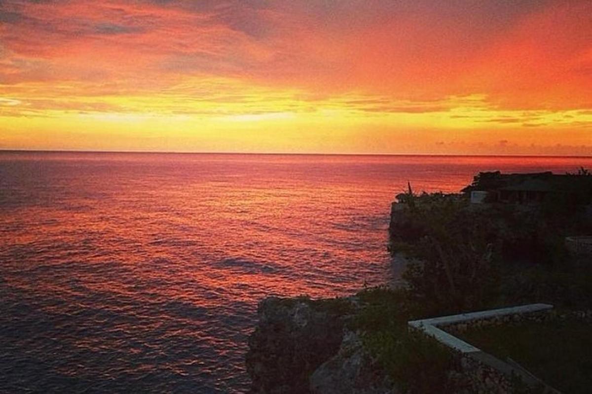 Una puesta de sol sobre un cuerpo de agua con