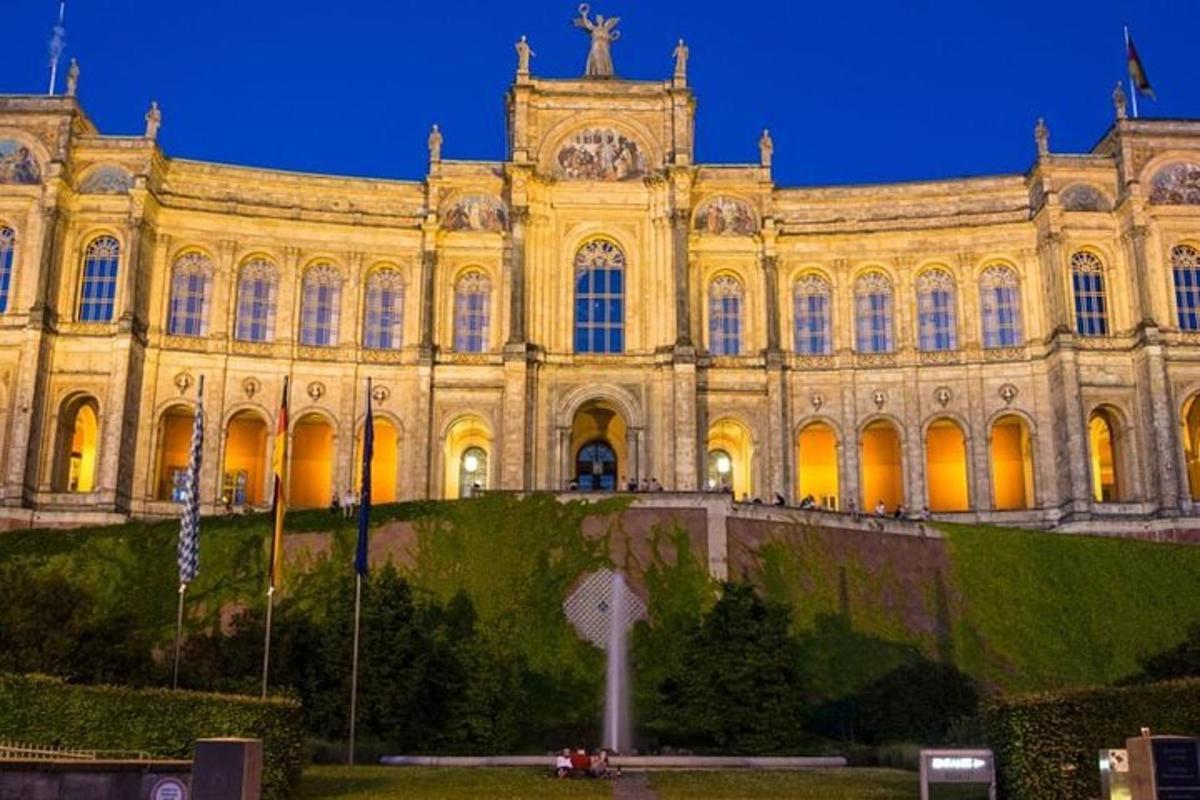 um grande edifício com um relógio no topo