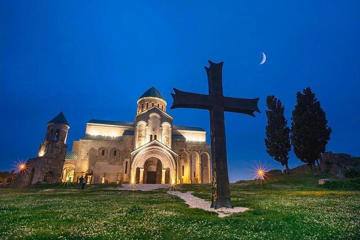 velký kostel s křížem před ním