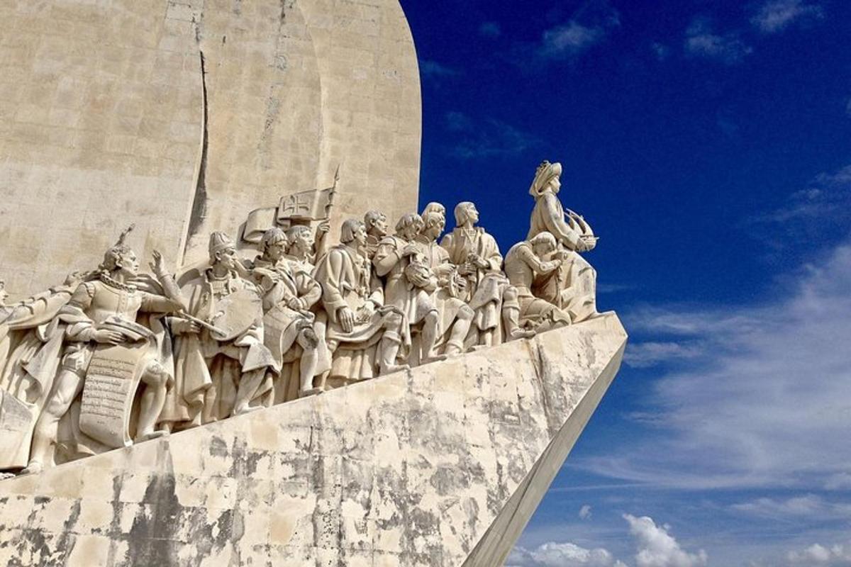 uma estátua de um grupo de pessoas em um monumento
