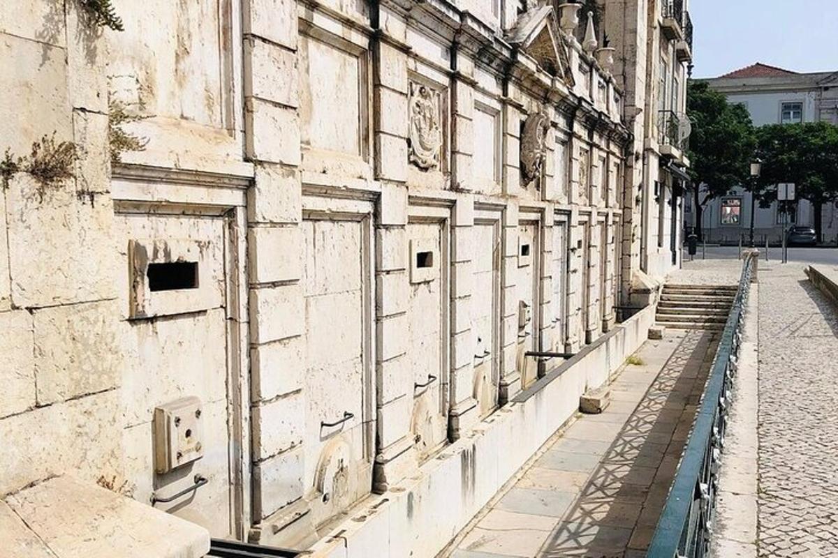 ένα παλιό κτίριο με μια σειρά από παράθυρα σε έναν δρόμο