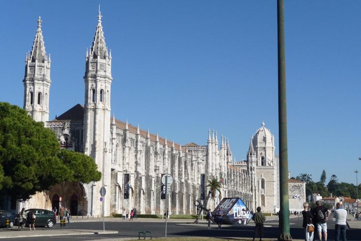 un gran edifici amb dues torres en un carrer