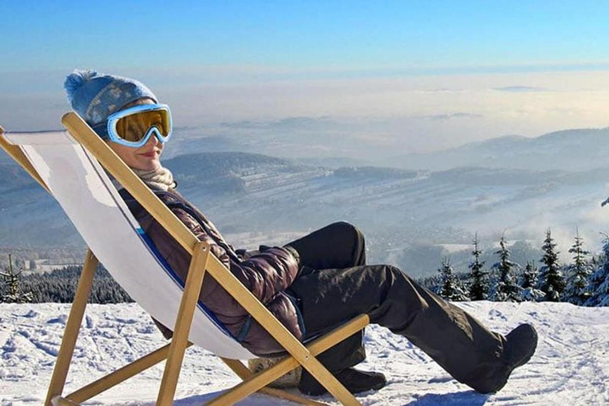 osoba sedící na židli ve sněhu