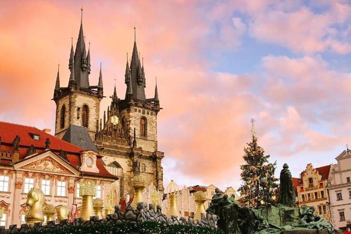 vánoční strom před budovou s kostelem