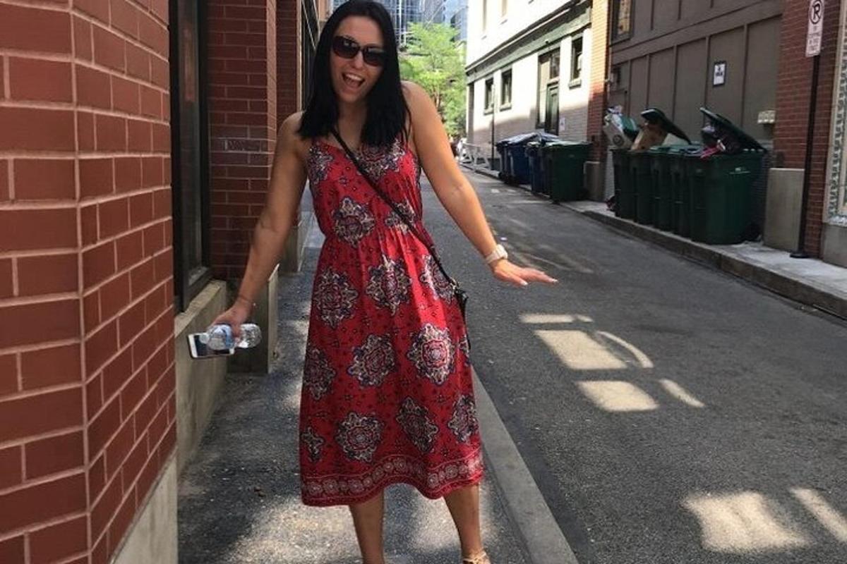 Una mujer con un vestido rojo parada en una calle