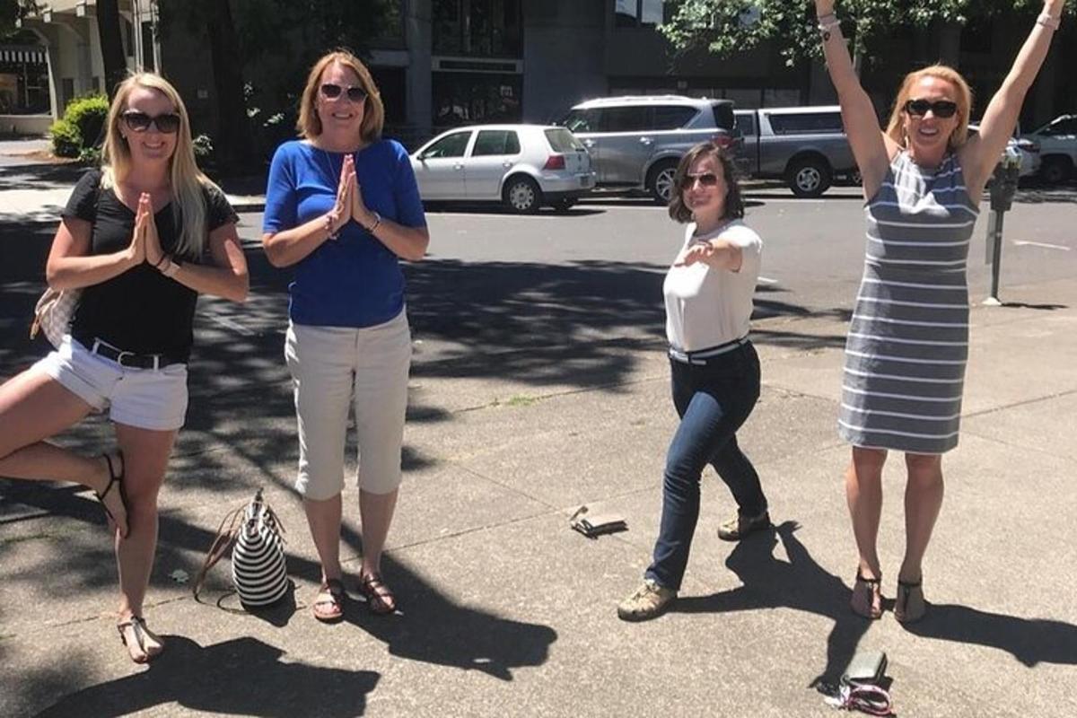 Un grupo de mujeres paradas en un estacionamiento con las manos en alto.