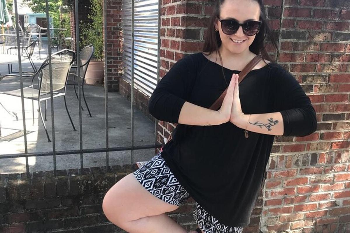 Una mujer con un top negro y gafas de sol