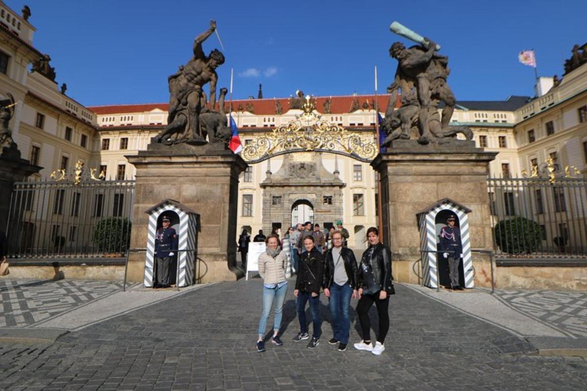 un groupe de personnes debout devant une porte