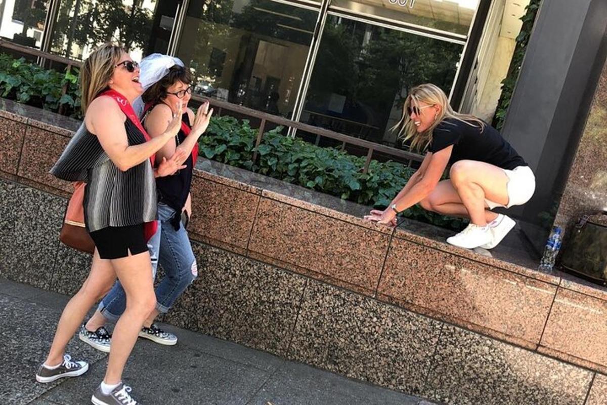 un gruppo di donne in piedi fuori da un edificio