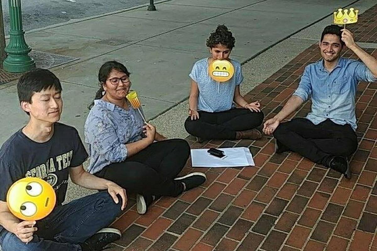 yerde oturan bir grup insan