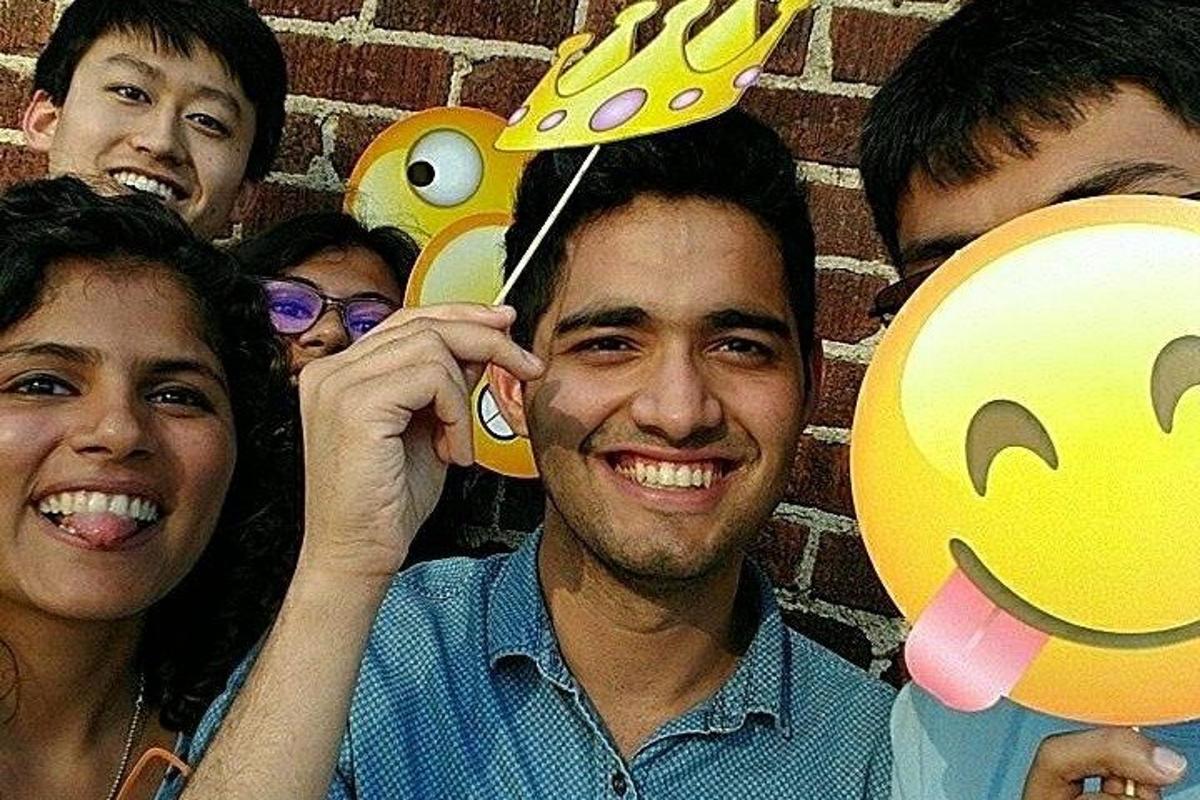 un gruppo di persone che posano per una foto con una faccina sorridente