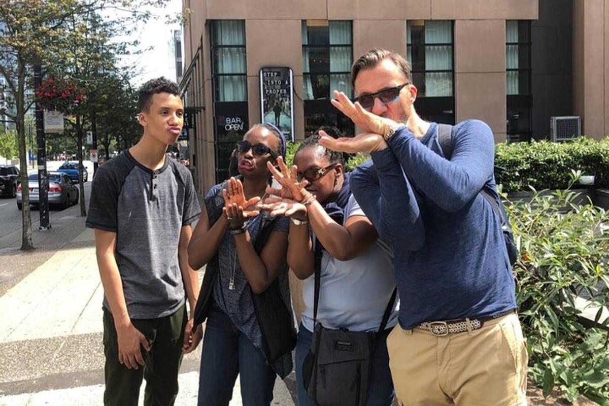 un home fent una foto d'un grup de persones