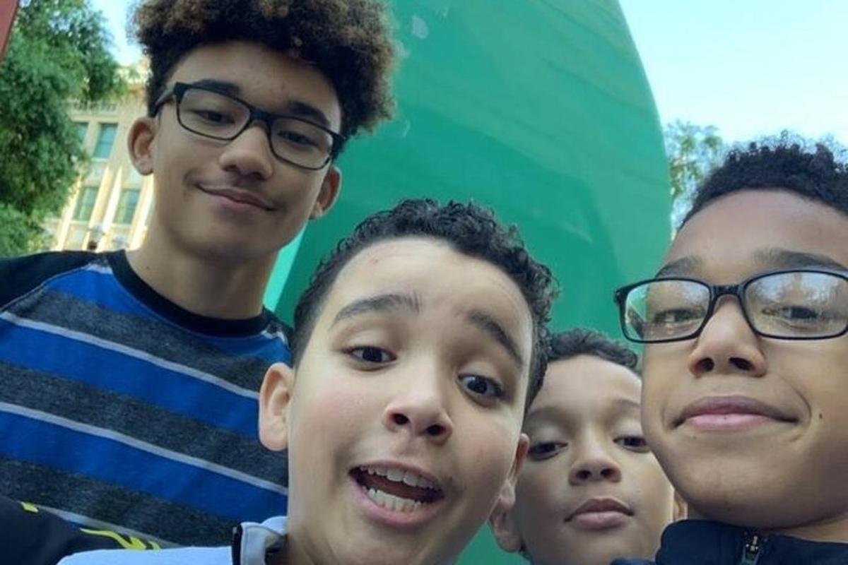 un gruppo di ragazzi con gli occhiali che posano per una foto