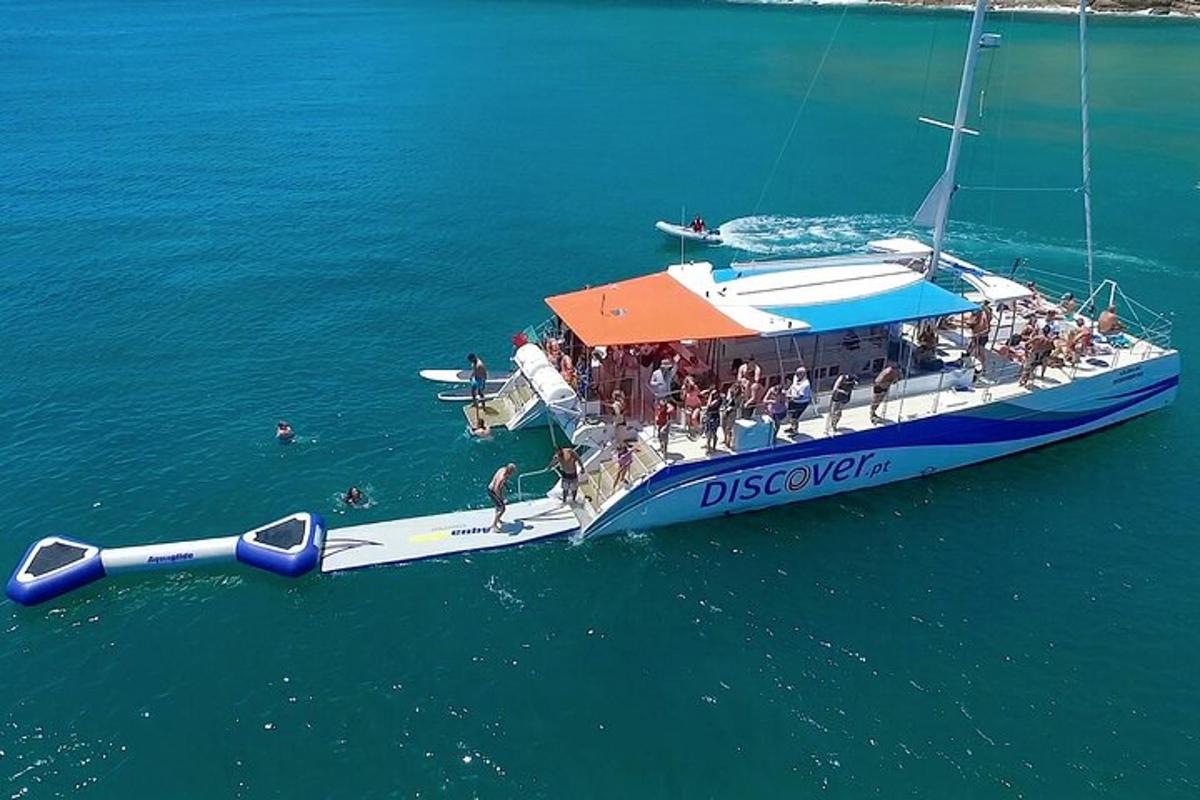skupina lidí na lodi ve vodě