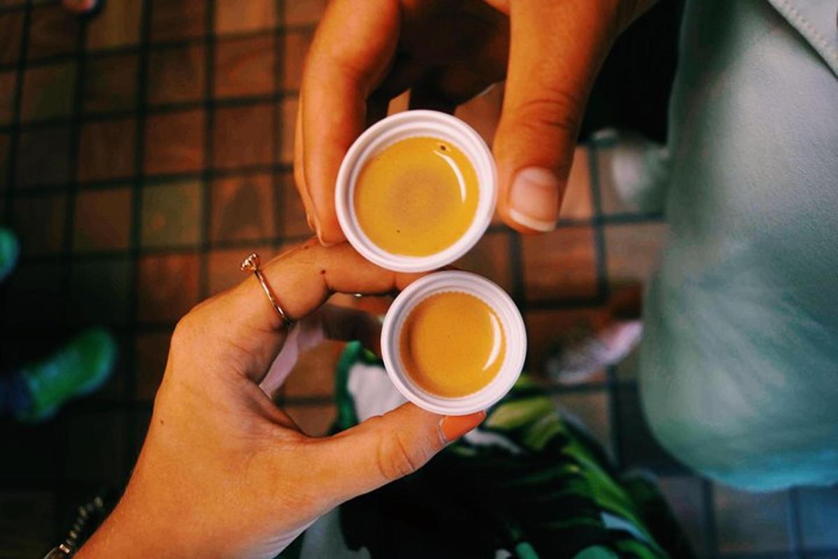 una persona que sosté dues tasses de cafè