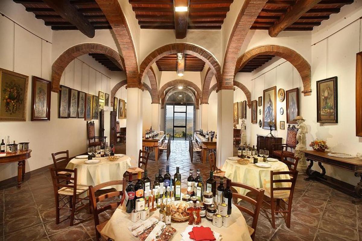 Un comedor con mesas y sillas con botellas de vino.