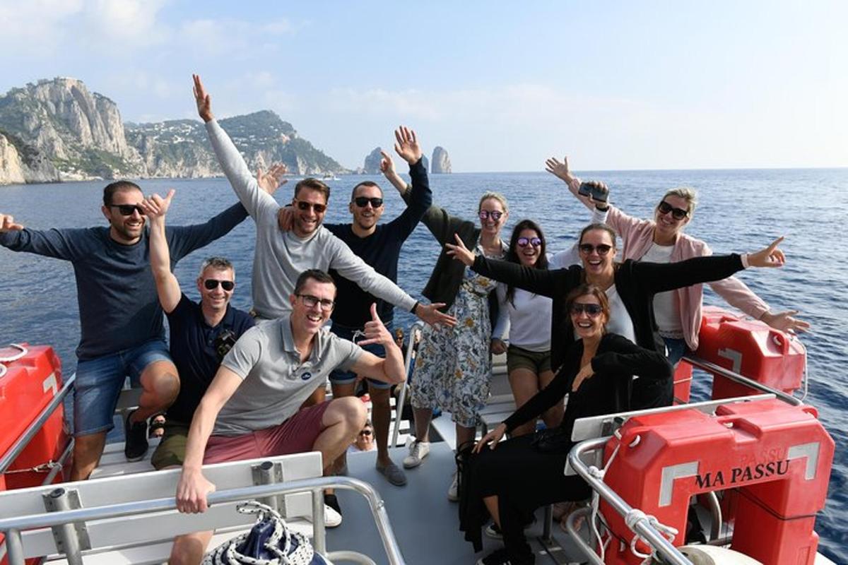 un grupo de personas en un barco en el agua