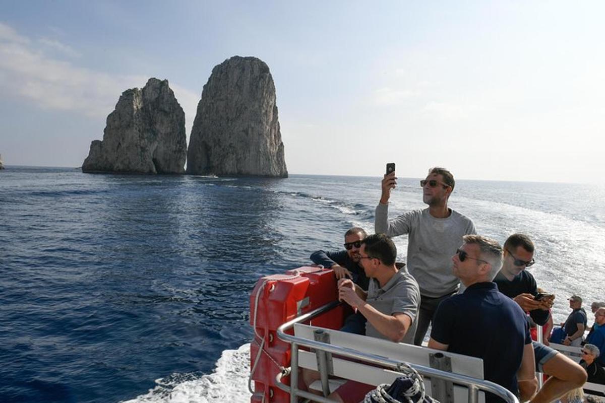 un gruppo di persone su una barca nell'oceano