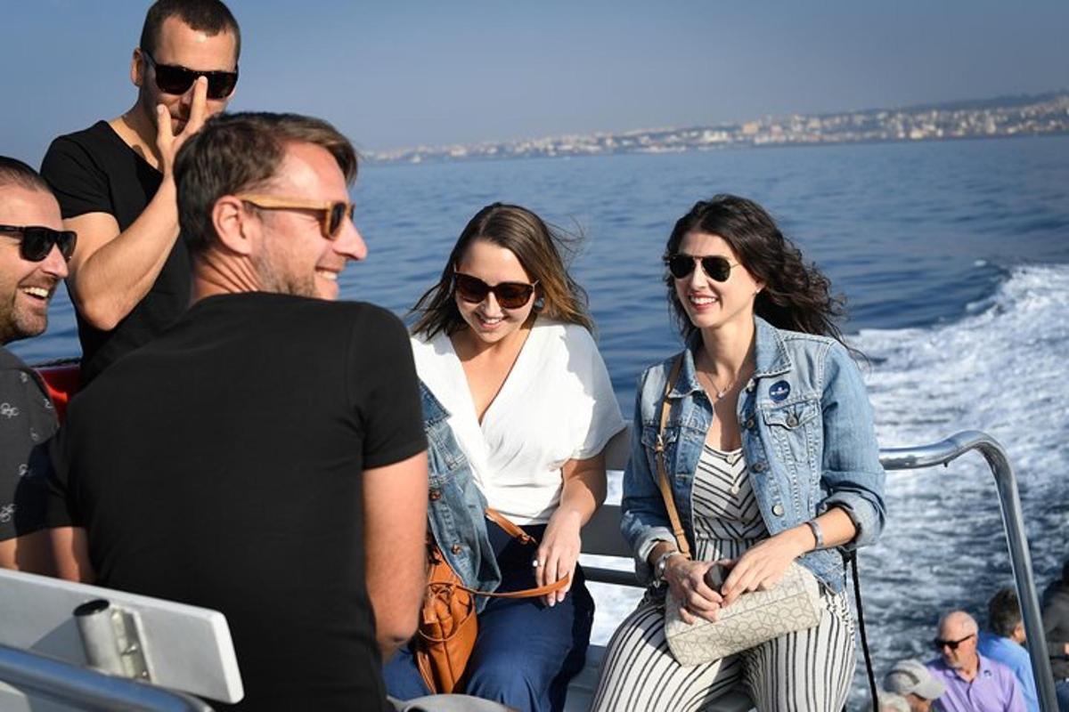 un grupo de personas en un barco en el agua