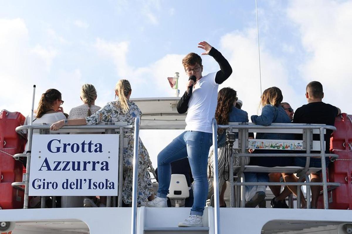 un hombre hablando por un teléfono celular en un barco