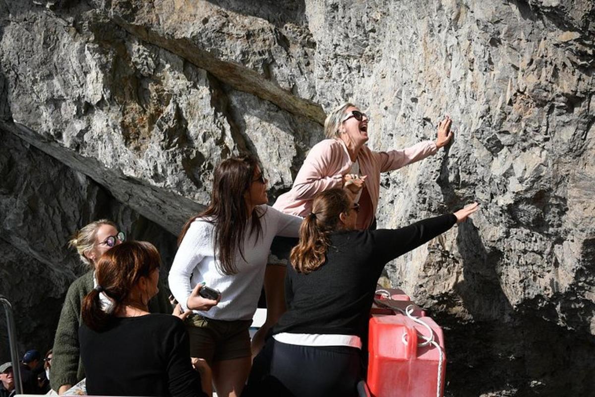 un gruppo di persone che guarda un uomo su un muro